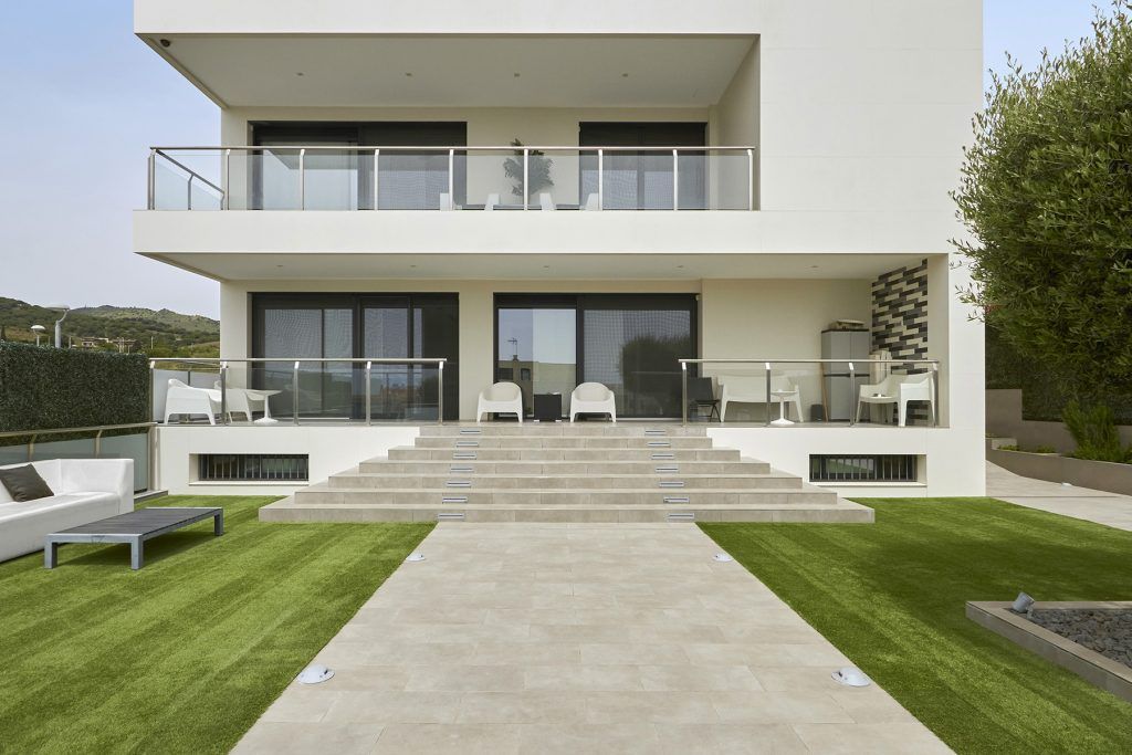 Fotografía inmobiliaria de fachada de vivienda de lujo.